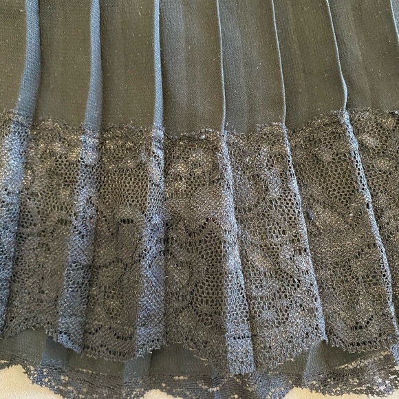 Black pleated mini skirt with lace detailing - Picture 3 of 4